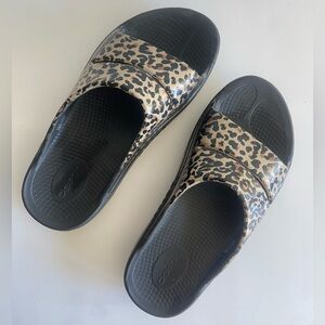 OOFOS Leopard Print Recovery Slide Sandals Excellent condition